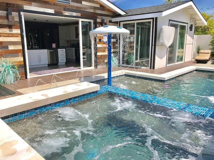 Vacation rental for 15 people, with hot tub and yard in Anaheim