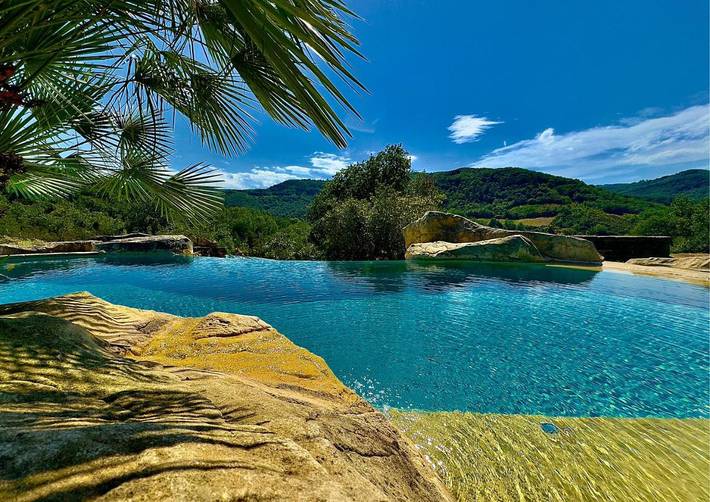 Location de vacances pour 15 personnes, avec jardin ainsi que jacuzzi et piscine, adapté aux familles à Castelreng