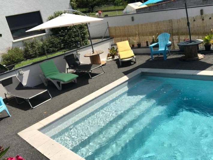 Location de vacances pour 6 personnes, avec piscine ainsi que terrasse et vue dans Arthès