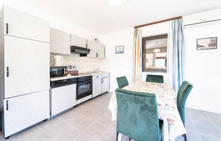 Ganze Ferienwohnung, Gemütliche Unterkunft, 2 km von der Küste entfernt: WLAN, Klimaanlage, Terrasse und Küche in Obrovac, Zadar