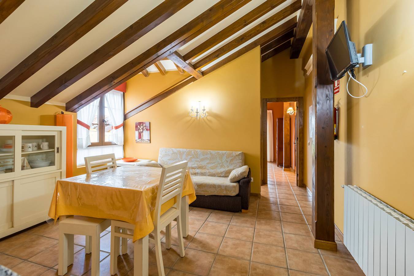 Ganze Wohnung, Ferienwohnung 'Antonio Apto6' mit Bergblick, Balkon und Wi-Fi in Santillana del Mar, Kantabrische Küste