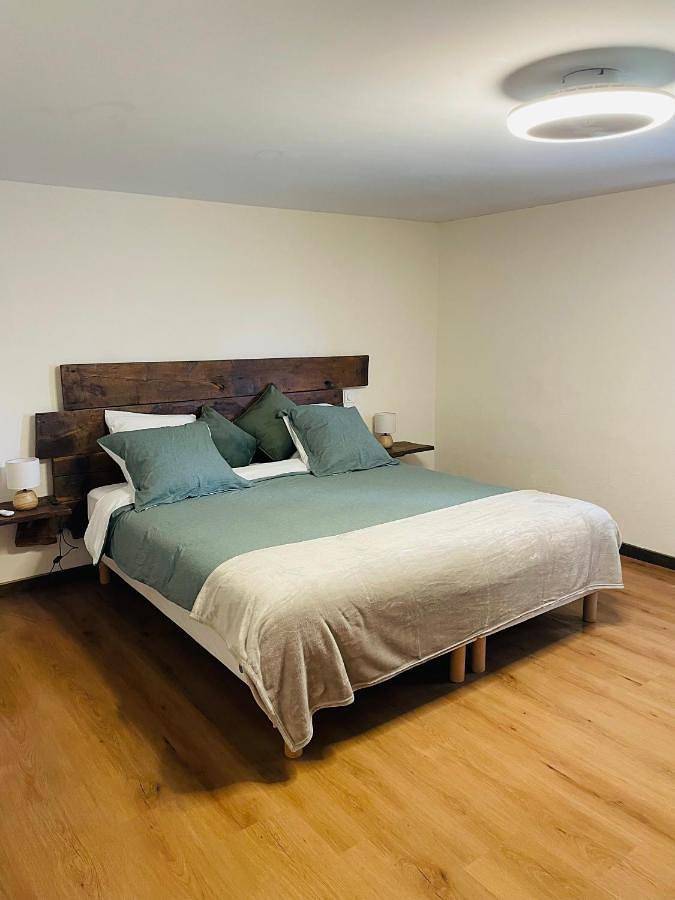 Two-Bedroom House in Thalamy, Région d'Ussel