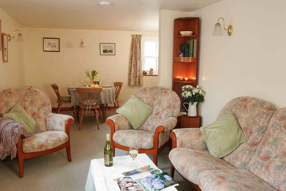 Cosy cottage in quiet courtyard in Grasmere village with private parking in Grasmere, Lake District