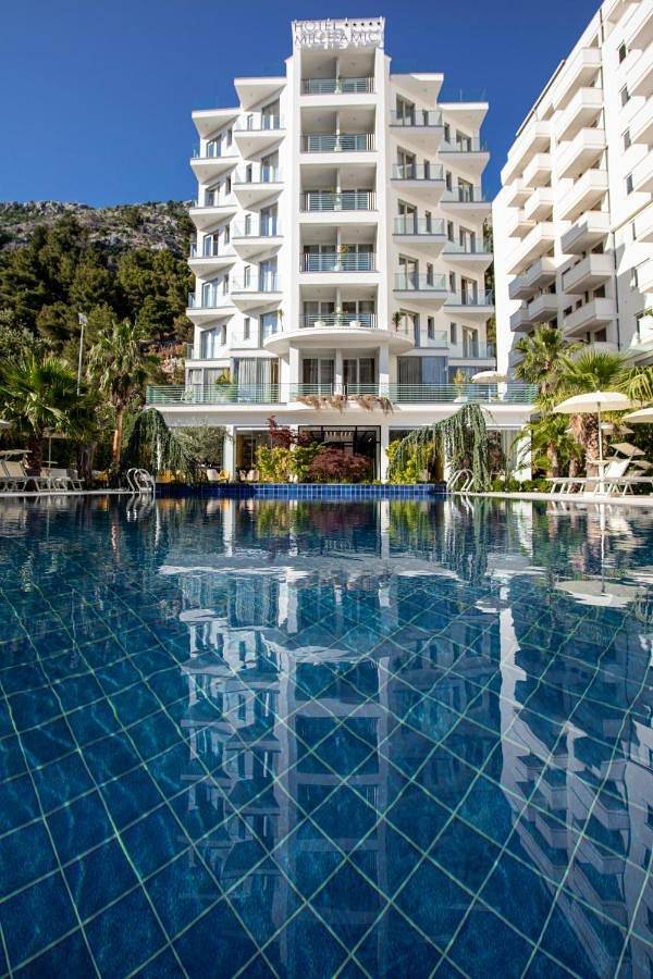 Hôtel pour 3 personnes, avec piscine et bassin pour enfant ainsi que vue et jardin