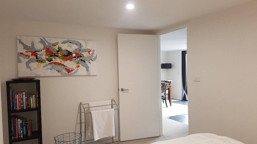 Ganze Wohnung, Modernes, stilvolles Apartment mit 2 Schlafzimmern für 4 Personen, kostenlosem Wlan und Parkplatz abseits der Straße in Hobart, Tasmanien