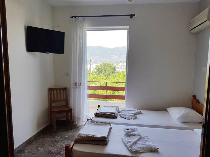 Location de vacances pour 2 personnes, avec Balcon et Terrasse ainsi que Jardin et Piscine dans Poros - 4