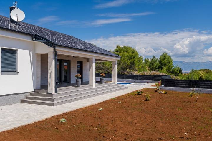 Villa pour 6 personnes, avec piscine et terrasse ainsi que jardin et vue dans Vir
