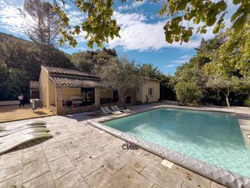 Maison d’hôte pour 10 personnes, avec piscine ainsi que jardin et vue à Saint-Jean-du-Pin