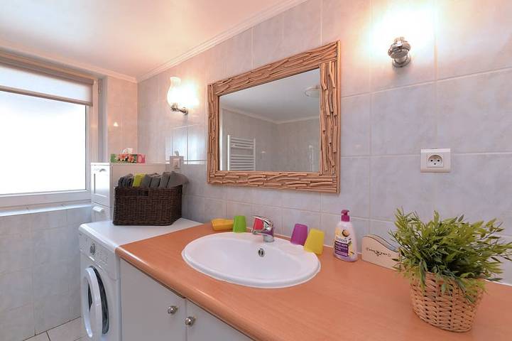 Apartamento entero, Casa rural de geranio de 90 m2, ubicada en el corazón de la ciudad vinícola de Eguisheim, en una zona tranquila. in Eguisheim, Parque natural regional de los Ballons des Vosges