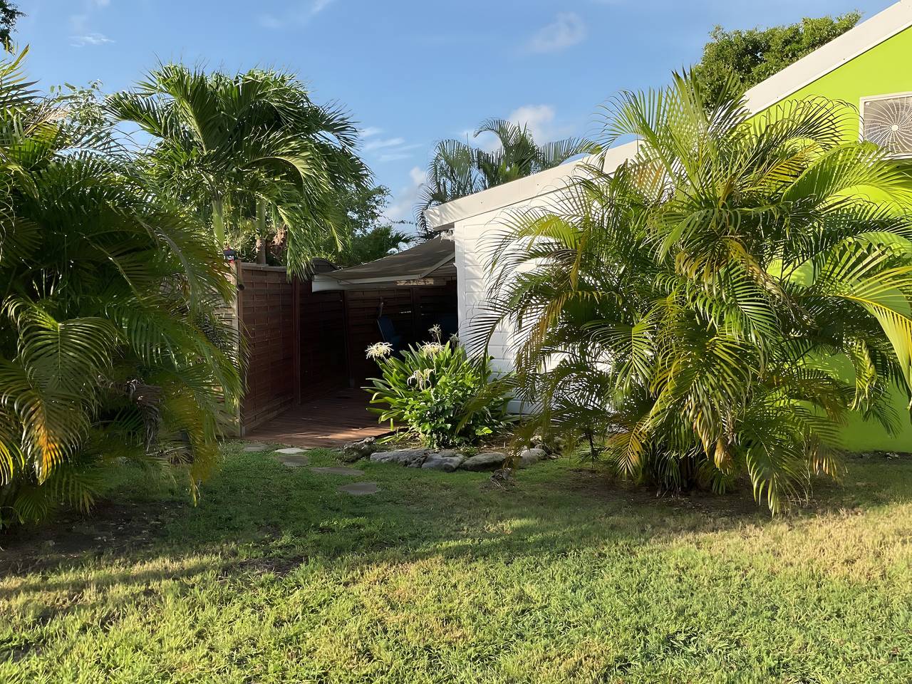 Studio « Bungalow Corossol avec terrasse », piscine partagée, Wi-Fi et climatisation in Saint-François, Guadeloupe