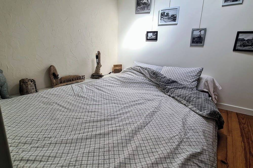 Entire apartment, Top of atypical villa, 15 M2 terrace, summer kitchen, solar shower, barbecue, bicycle in La Garde, Toulon region