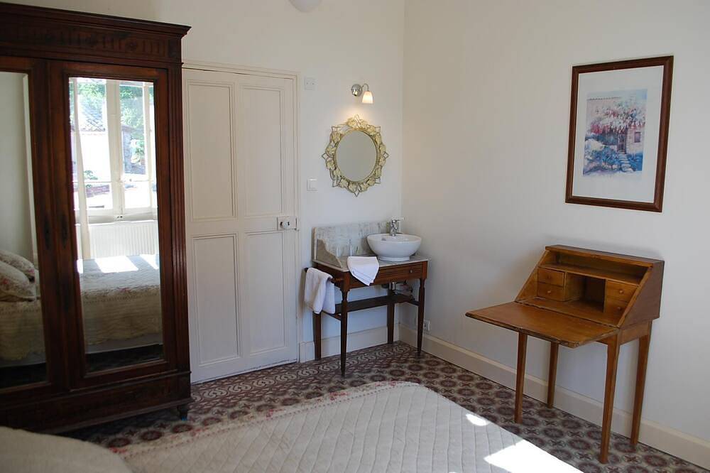 B&B Romarin, une authentique chambre française avec une belle cuisine extérieure in Mazan, Parc naturel régional du Mont-Ventoux