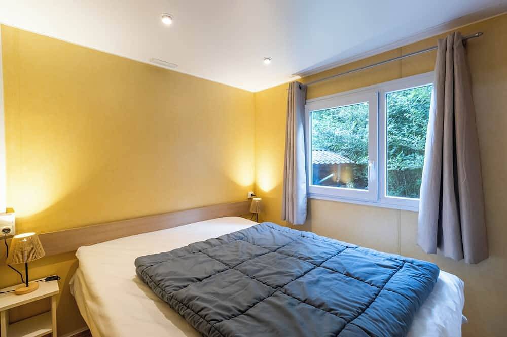 Mobile Home 'Le Chene' with Shared Pool, Private Terrace and Private Garden in Saint-Pompont, Périgord Noir