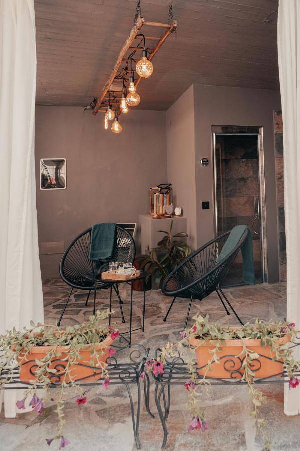 Location de vacances pour 4 personnes, avec piscine et jacuzzi ainsi que sauna et jardin dans Brossasco