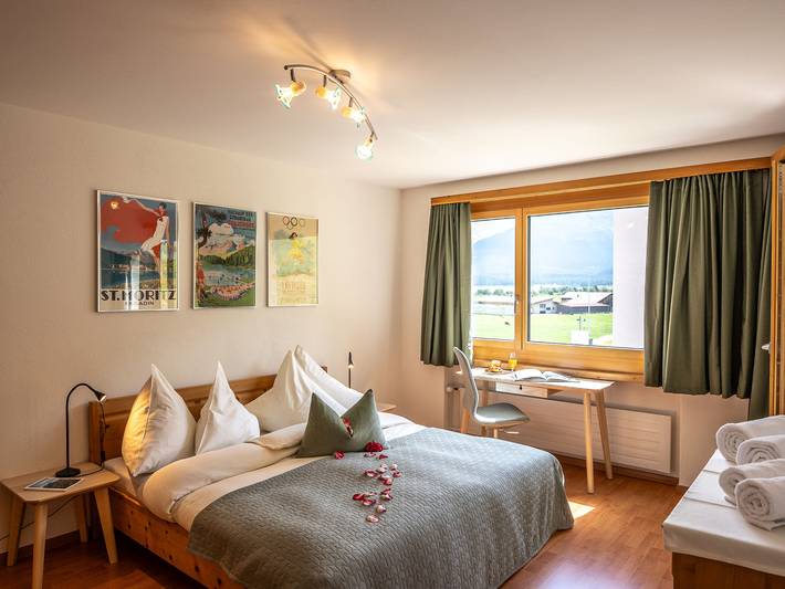 Ferienwohnung für 3 Personen, mit Balkon und Terrasse sowie Garten und Ausblick in Samedan