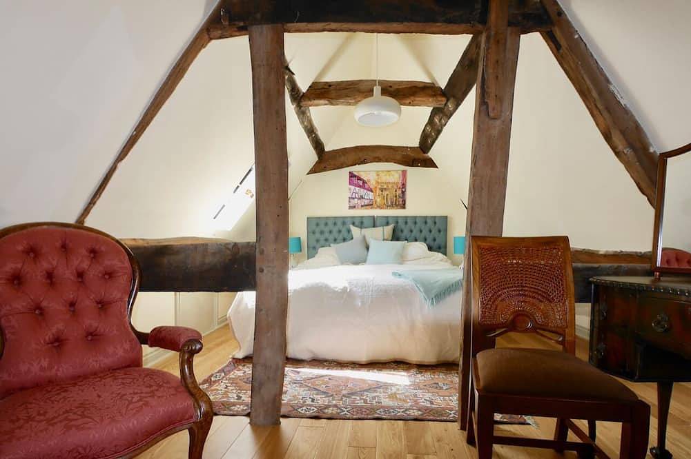 Dove Cottage beautifully restored Tudor cottage sleeps 6 or 7 in Winchcombe, Gloucestershire