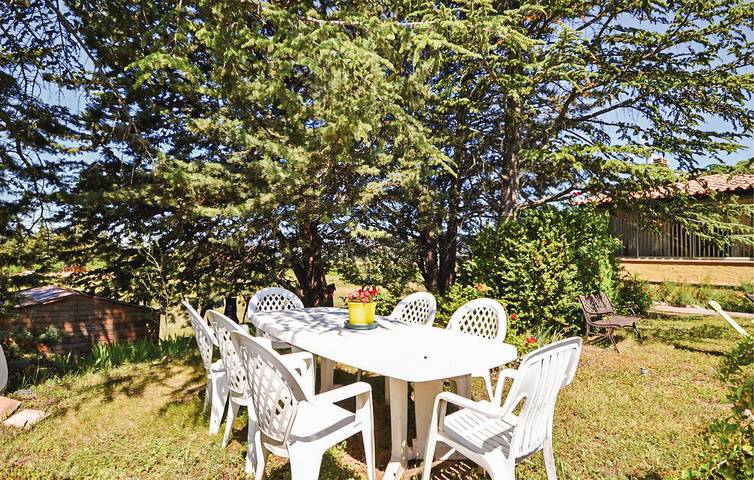 Charming Apartment with Pool near La Bastide-des-Jourdans in La Bastide-des-Jourdans, Parc naturel régional du Luberon