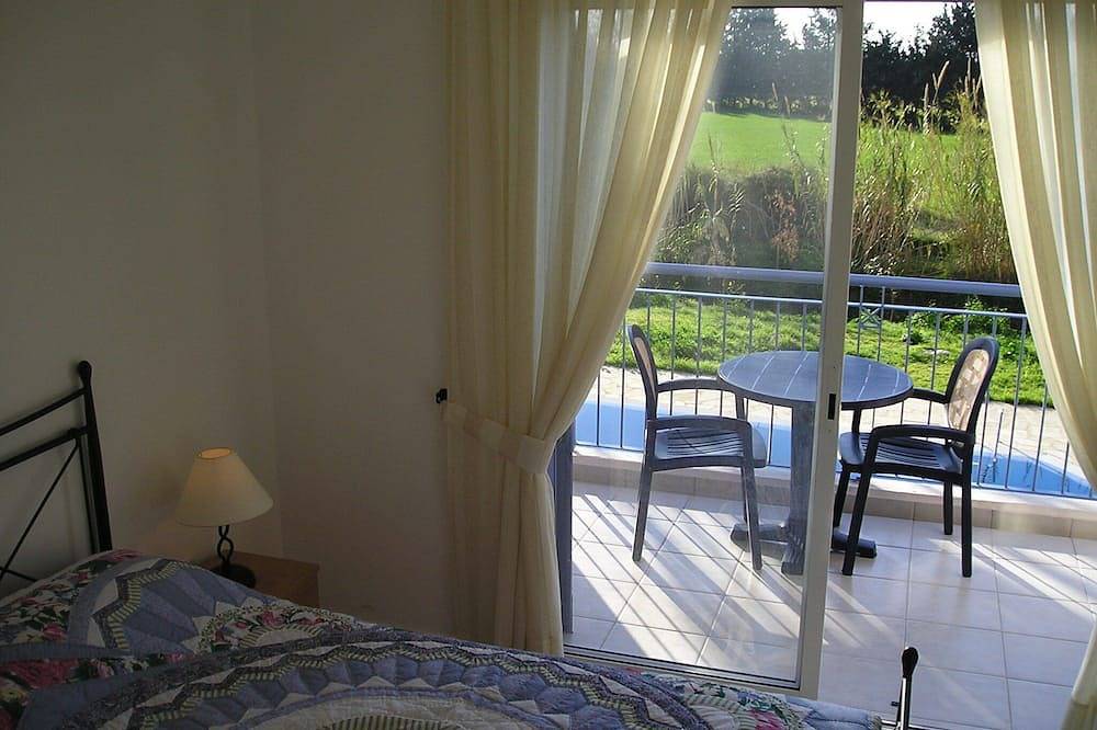 Villa con 3 camere da letto a bordo piscina a Kato Paphos, Cipro con terrazza panoramica e connessione Wi-Fi gratuita in Pafo, Sud di Cipro