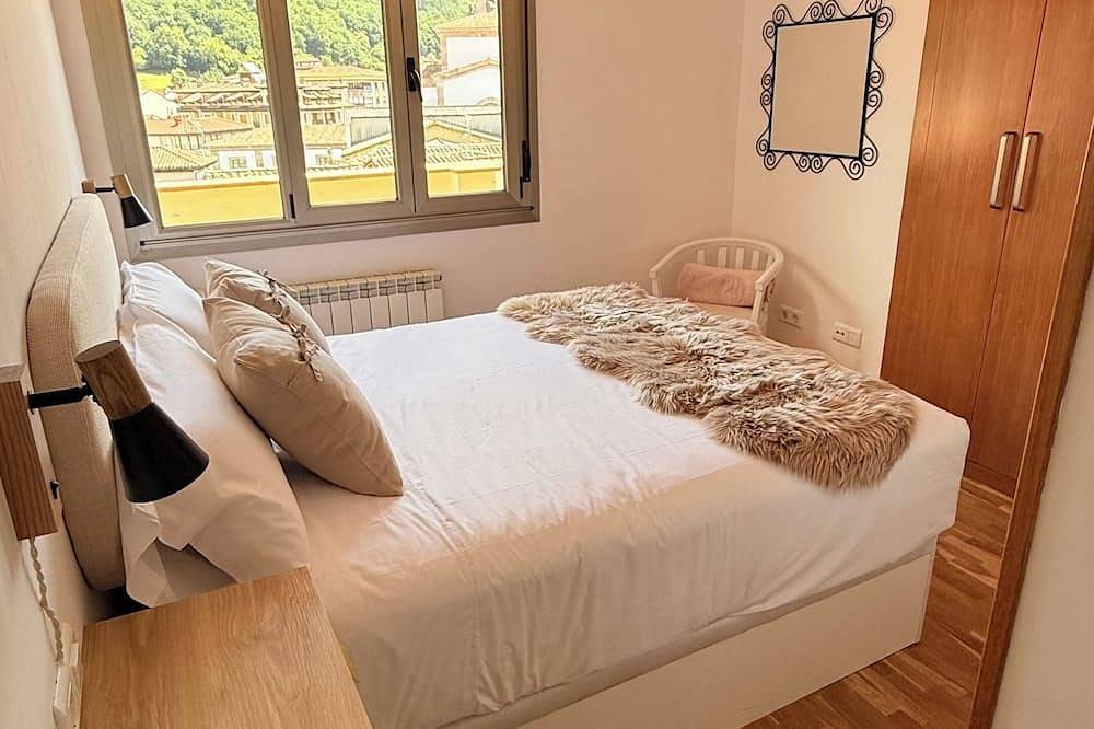 Apartamento entero, Apartamento Hórreo en centro de Cangas con terraza y vistas a las montañas. in El Puente, Cangas de Onís