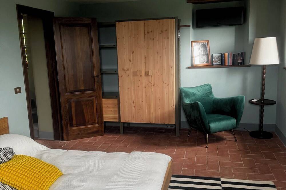 Tuscan Country Escape near Lucca and Versilia – Surrounded by Olive Trees in Massarosa, Italienische Riviera
