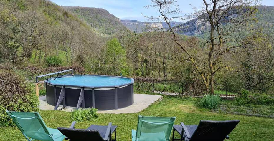 Gîte pour 6 personnes, avec jardin ainsi que piscine et terrasse, animaux acceptés