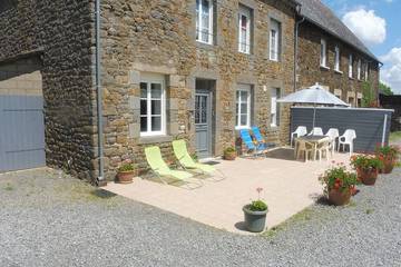 Gîte pour 6 personnes, avec jardin ainsi que jacuzzi et terrasse à Évran