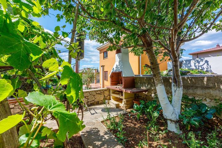 Ganze Wohnung, Komfortables Apartment nur 430 Meter zum Strand mit Meerblick, Balkon, Terrasse, Grillbereich in Plaža Bribirska obala, Novi Vinodolski