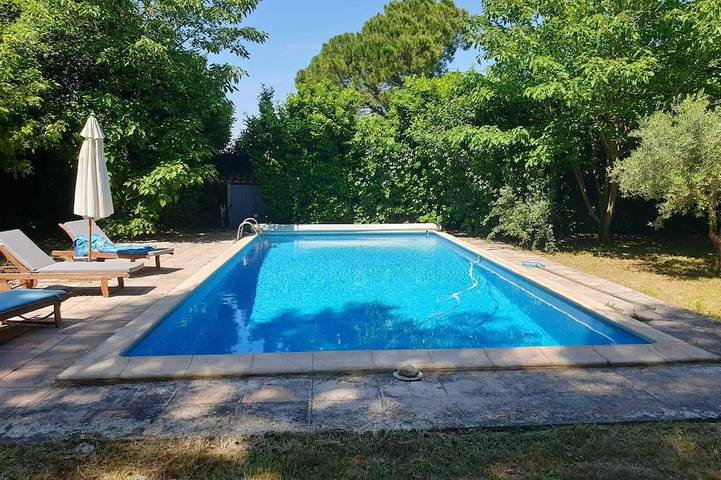 Location de vacances pour 8 personnes, avec piscine ainsi que jardin et terrasse à Remoulins