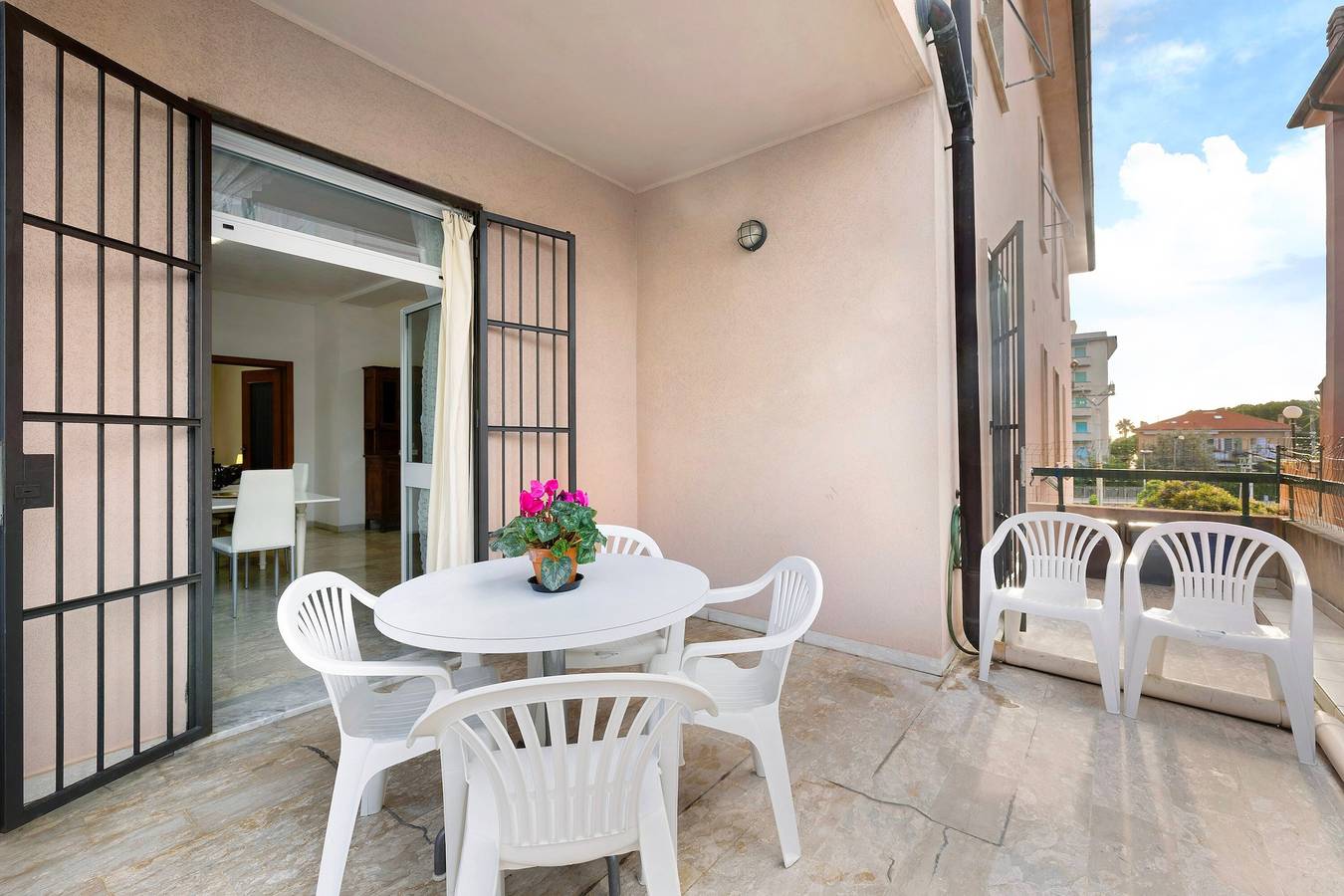 Apartamento entero, Apartamento 'Casa Rosa' con terraza privada y Wi-Fi in Loano, Riviera di Ponente
