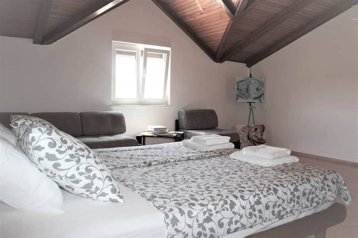 Familienfreundliche Landhaus Marie mit beheiztem Pool, Grillplatz, 5 Personen in Krk Stadt, Krk