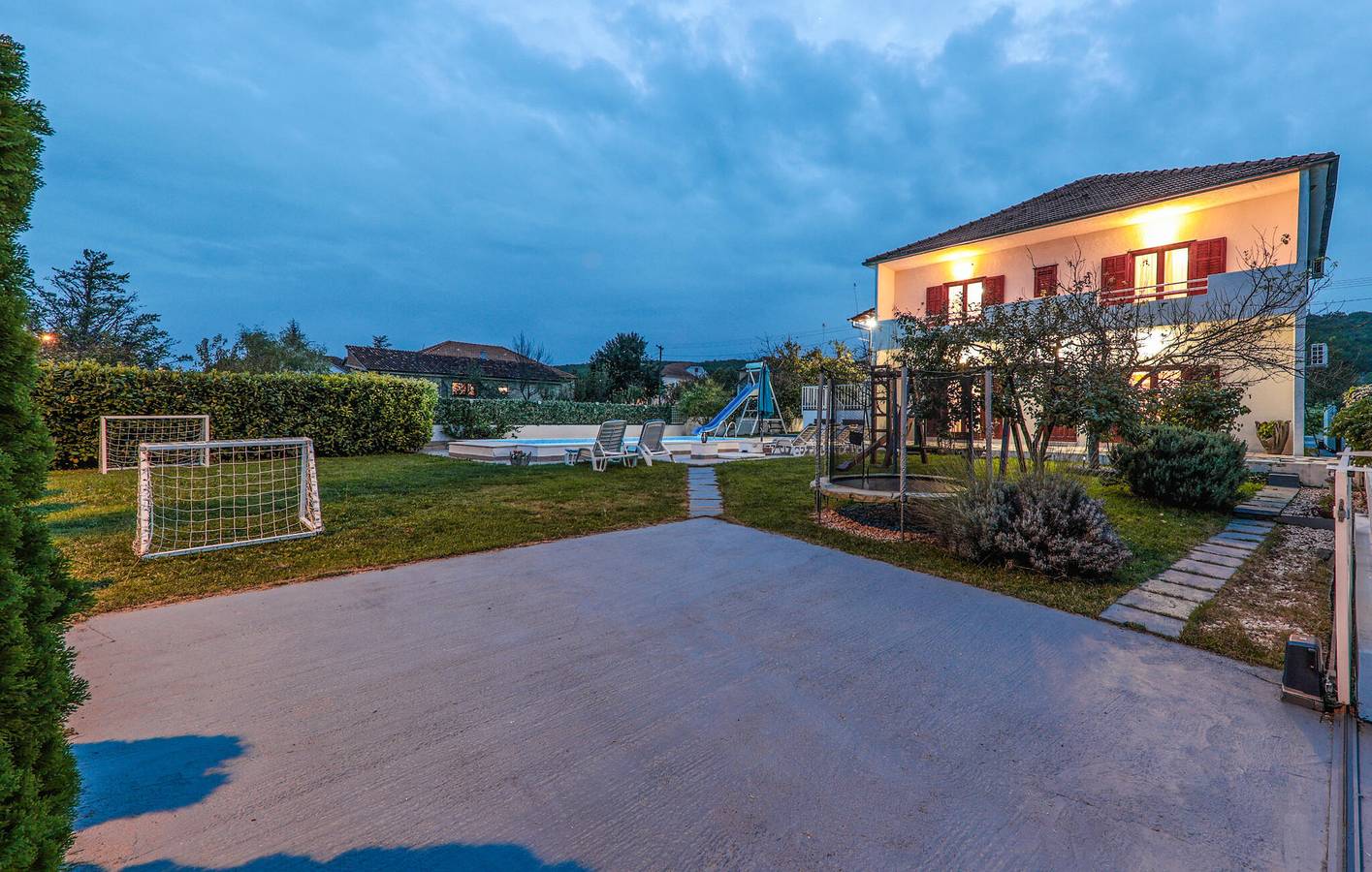 Ferienhaus für 10 Personen mit Terrasse in Dalmatinisches Zagora