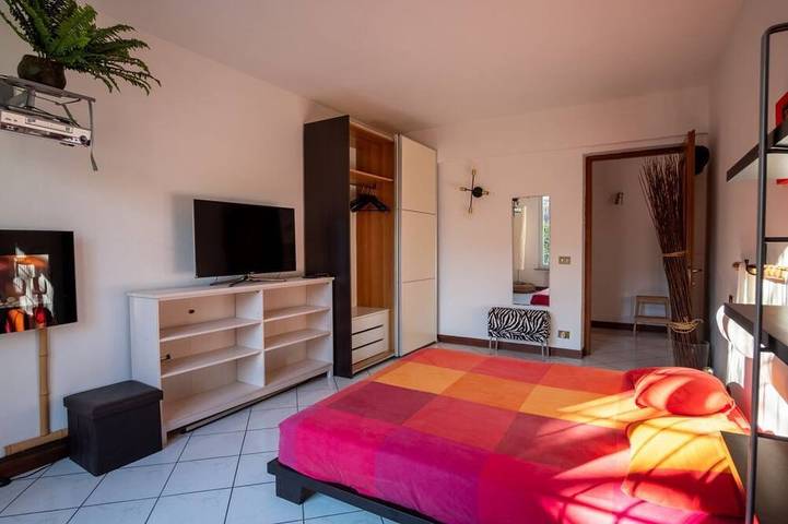 Appartement entier, Guesthost - Comfortable 55 sqm ground-floor apartment, ideal for 2 people.The property is located in the Borgo Trebbia–Infrangibile neighborhood, a residential area in the north-west part of the city.Piacenza city center is easily reachable on foot or in Plaisance (Italie), Province de Plaisance