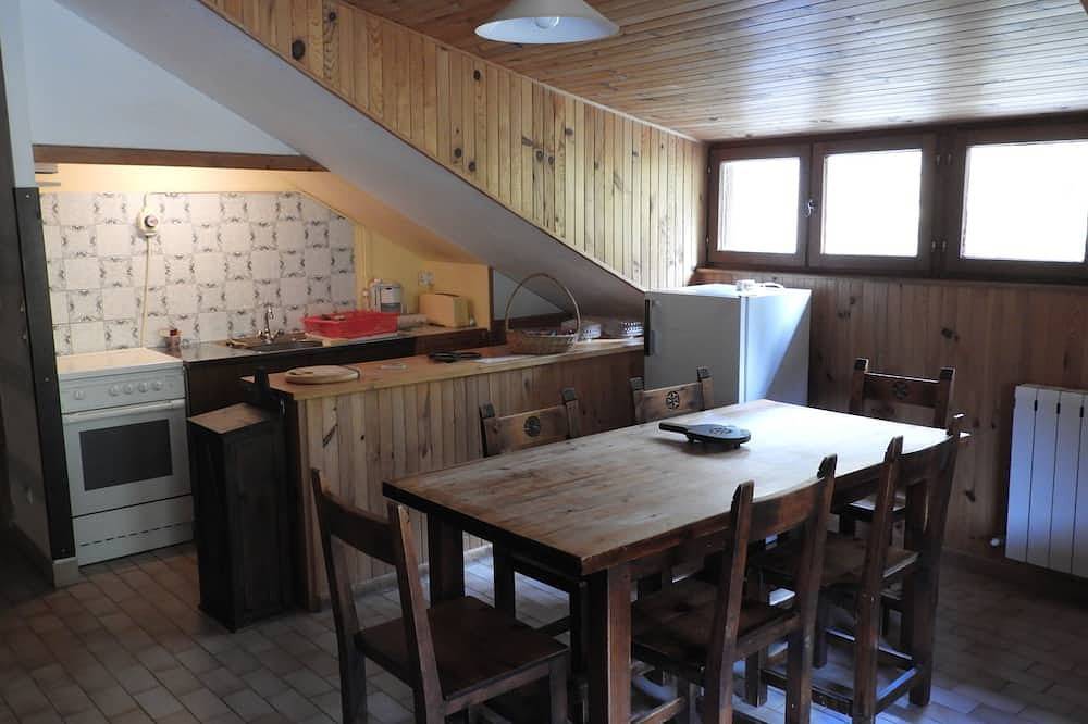 Appartement entier, Gîte de montagne sous les toits face à la forêt in Molines-en-Queyras, Queyras