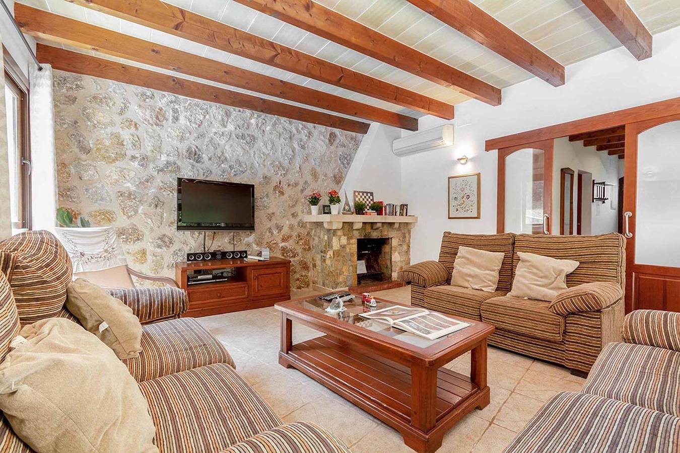 Villa "Alexandria" con vistas a la montaña, piscina, aire acondicionado, terraza y jardín in Cala Sant Vicenc, Pollença