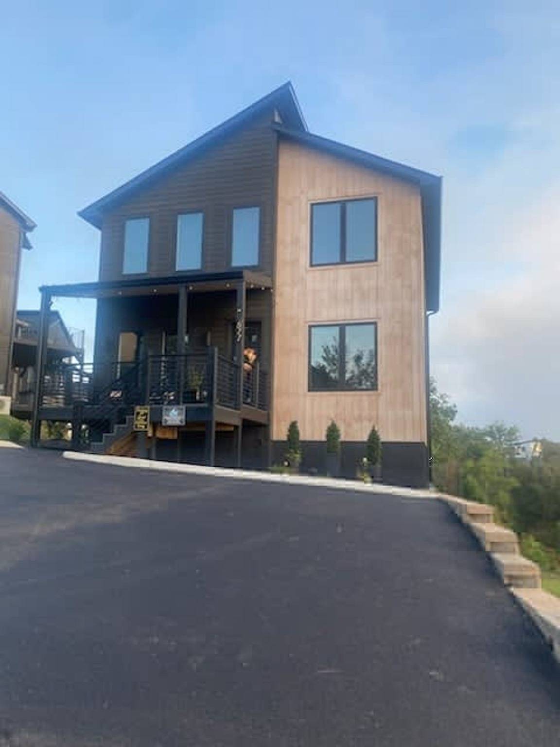 Ganze Wohnung, Mountain Breeze Cabin by Beyond Expectations with Hot Tub in Sevierville, Sevier County