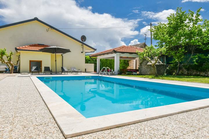 Villa pour 8 personnes, avec piscine et jardin à Imotski