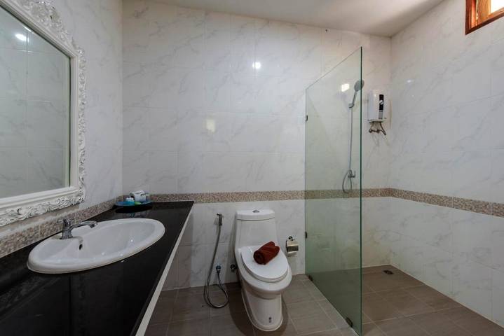 Station pour 3 personnes, avec terrasse et vue ainsi que jardin et piscine à Karon Beach - 3