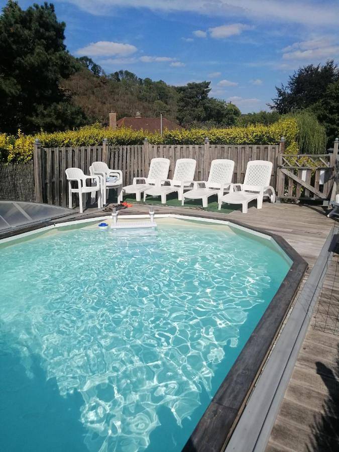 Location de vacances pour 3 personnes, avec terrasse ainsi que jardin et piscine à Yvoir - 4