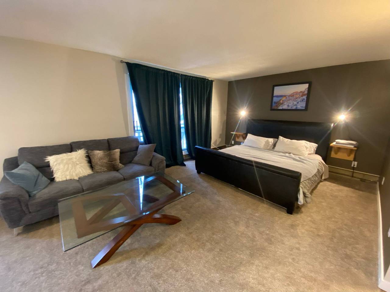 In der Nähe der Whyte University, neu renoviert in Edmonton, Alberta