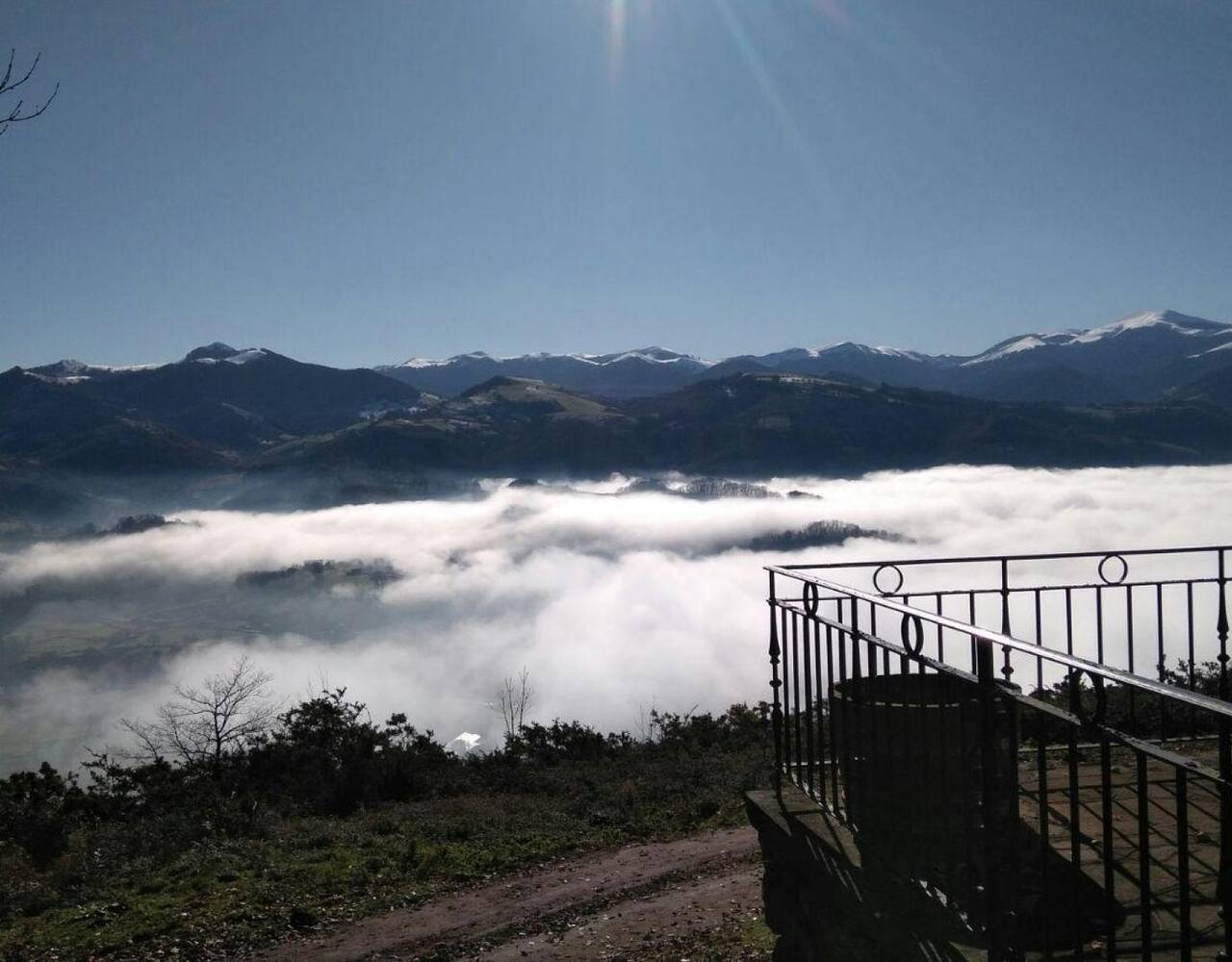 Casa rural 'Autxikoborda Bajo' con vistas a la montaña, jardín privado y Wi-Fi in Baztán, Pirineos