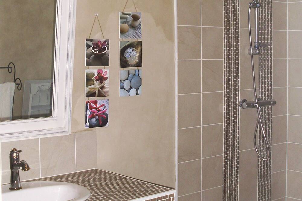 Gîte spacieux et confortable, décoration soignée, 3 chambres, 7 personnes in La Garnache, Vallée de la Loire
