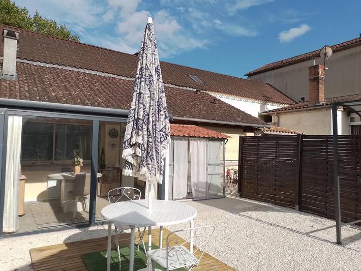 Location de vacances pour 2 personnes, avec Terrasse ainsi que Jardin et Vue dans Saint-Pierre-de-Chignac