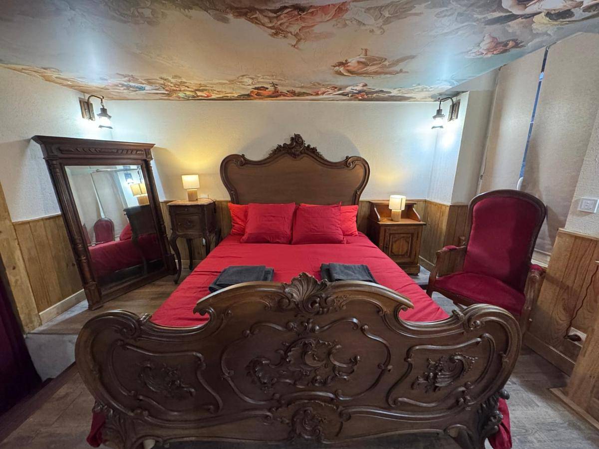 Appartement entier, Alcôve Secrète Suite médiévale avec Spa in Cusset, Région de Vichy