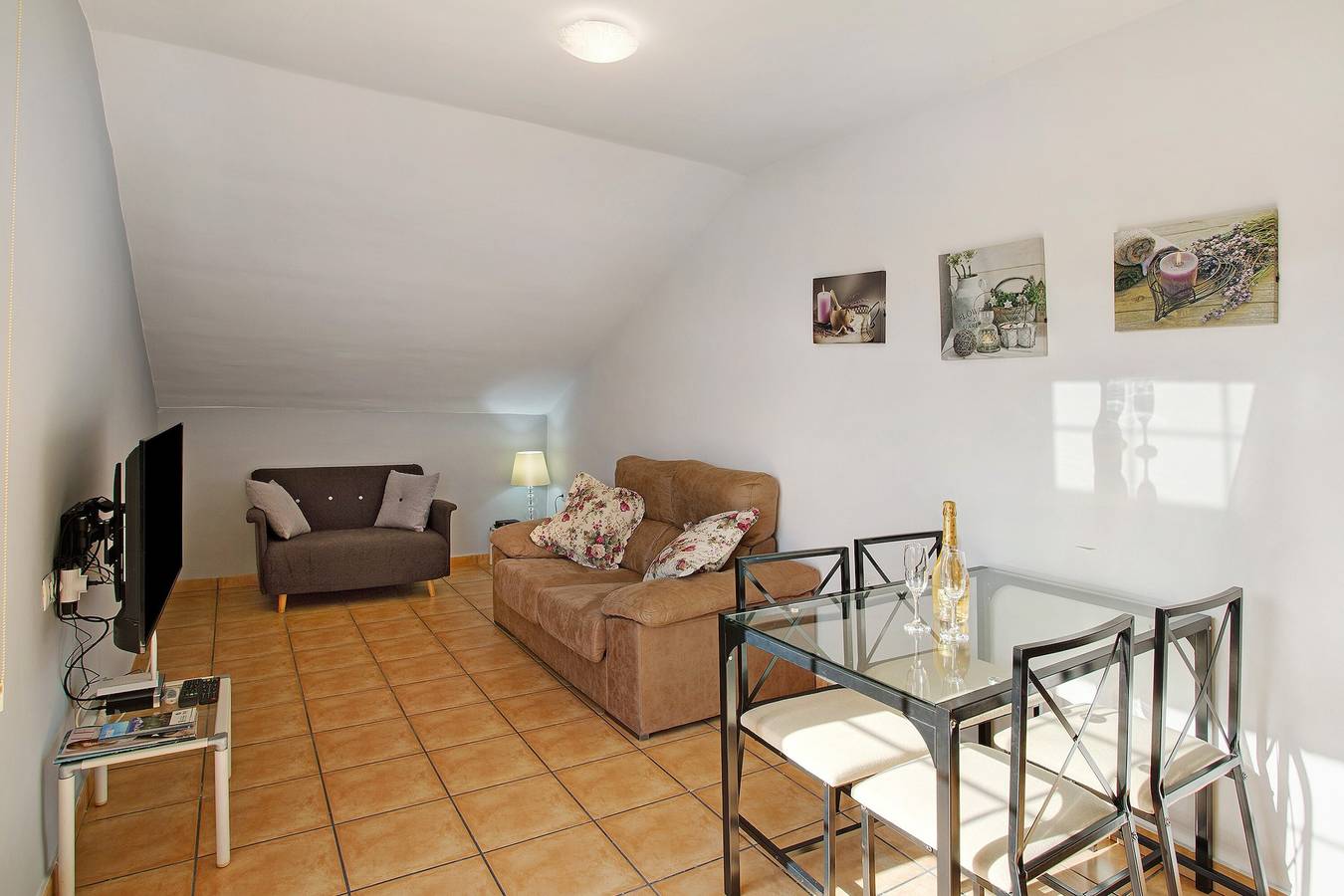 Apartamento entero, Vacaciones 'Montemar 1' con vistas al mar, piscina compartida y Wi-Fi in El Moreto, Moya