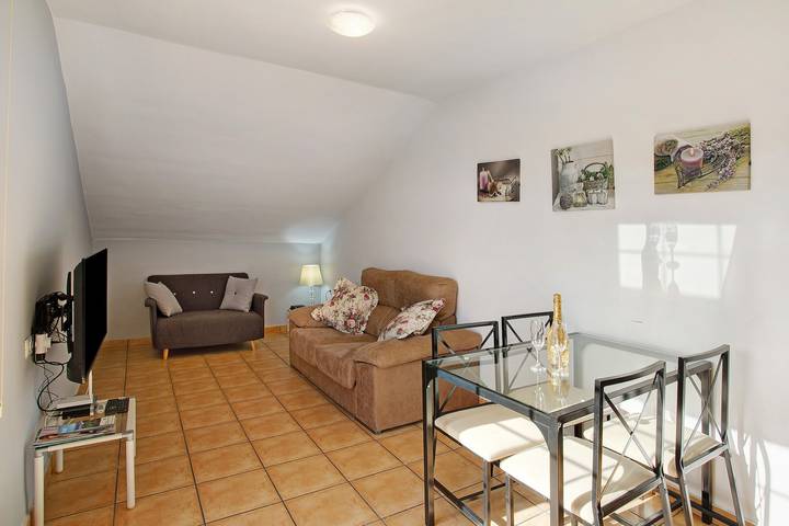 Apartamento entero, Vacaciones 'Montemar 1' con vistas al mar, piscina compartida y Wi-Fi in El Moreto, Moya