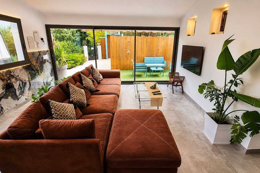 Maison individuelle 2 chambres - jardin et terrasse privative. Calme et piscine in Pertuis, Parc naturel régional du Luberon