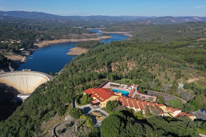 Hotel para 3 pessoas, com Jacuzzi e Terraço e ainda Jardim and Piscina infantil em Município de Sertã