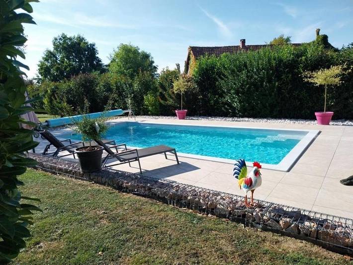 Gîte pour 2 personnes, avec jardin ainsi que terrasse et piscine, animaux acceptés à Échassières