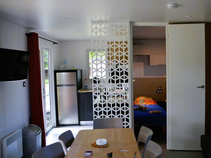 Camping Les Bords de Loue - Mobilheim 6 personen - Mobil Home 28/30m² - 2 Zimmer 4/6 pers. in Parcey, Jura