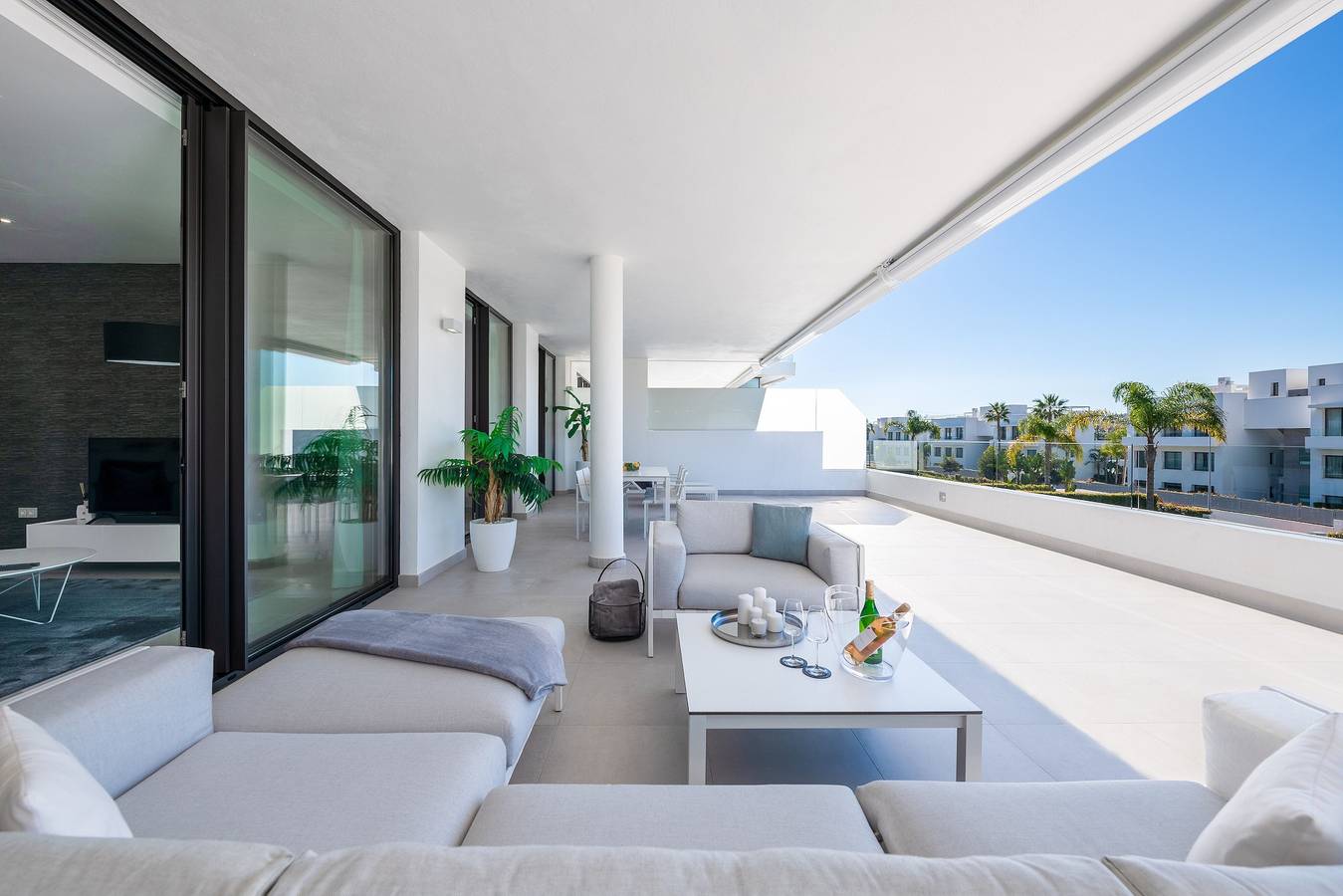 Geheel appartement, Luxe 2-slaapkamer appartement met indrukwekkend 81 m² terras & lagunezwembad in Urbanizacion cataleya, Estepona
